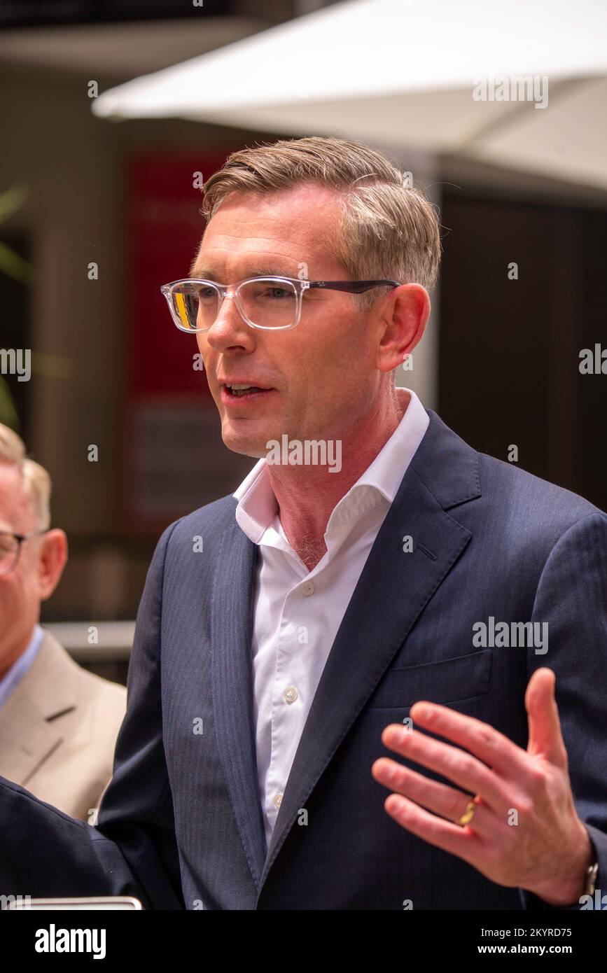 Sydney, Australie, 02 décembre 2022 : la ville de Sydney a débuté l'été aujourd'hui par un temps magnifique avec sa deuxième activité annuelle OUVERTE POUR LE DÉJEUNER. George Street, dans le centre de Sydney, et d'autres sites autour de la ville étaient aujourd'hui réservés pour l'événement de restauration en plein air sponsorisé par destination Nouvelle-Galles du Sud. Le déjeuner fait partie d'une série d'événements prévus pour le Grand Sydney pour aider à la renaissance post-covid et encourager les gens à retourner dans la ville. Sur la photo, le premier ministre de Nouvelle-Galles du Sud, Dominic Perrottet, parle avant l'événement. Credit: Stephen Dwyer / Alamy Live News Banque D'Images