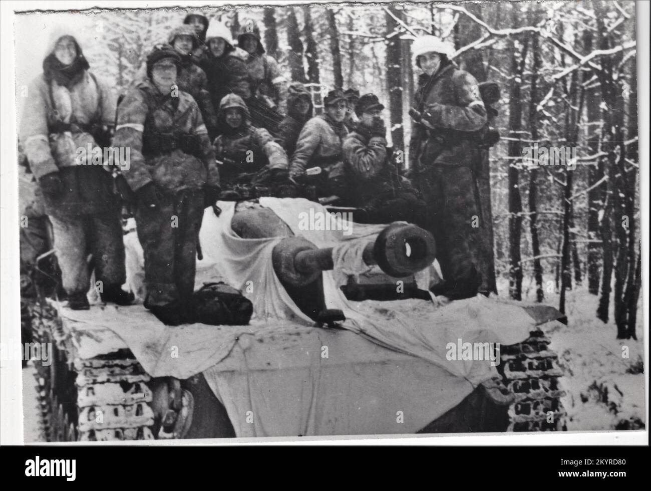Wehrmacht troupes en hiver Camo à bord d'un fusil d'assaut à motif camouflage de neige pendant l'offensive des Ardennes en décembre 1944 Banque D'Images