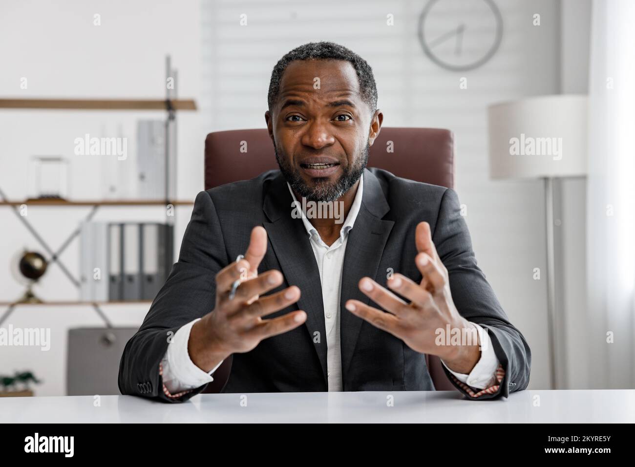 Homme d'affaires afro-américain tenant une consultation en ligne. Webcam en tête de portrait. Webinaire en ligne, communication sur Internet. Travail à distance. Banque D'Images