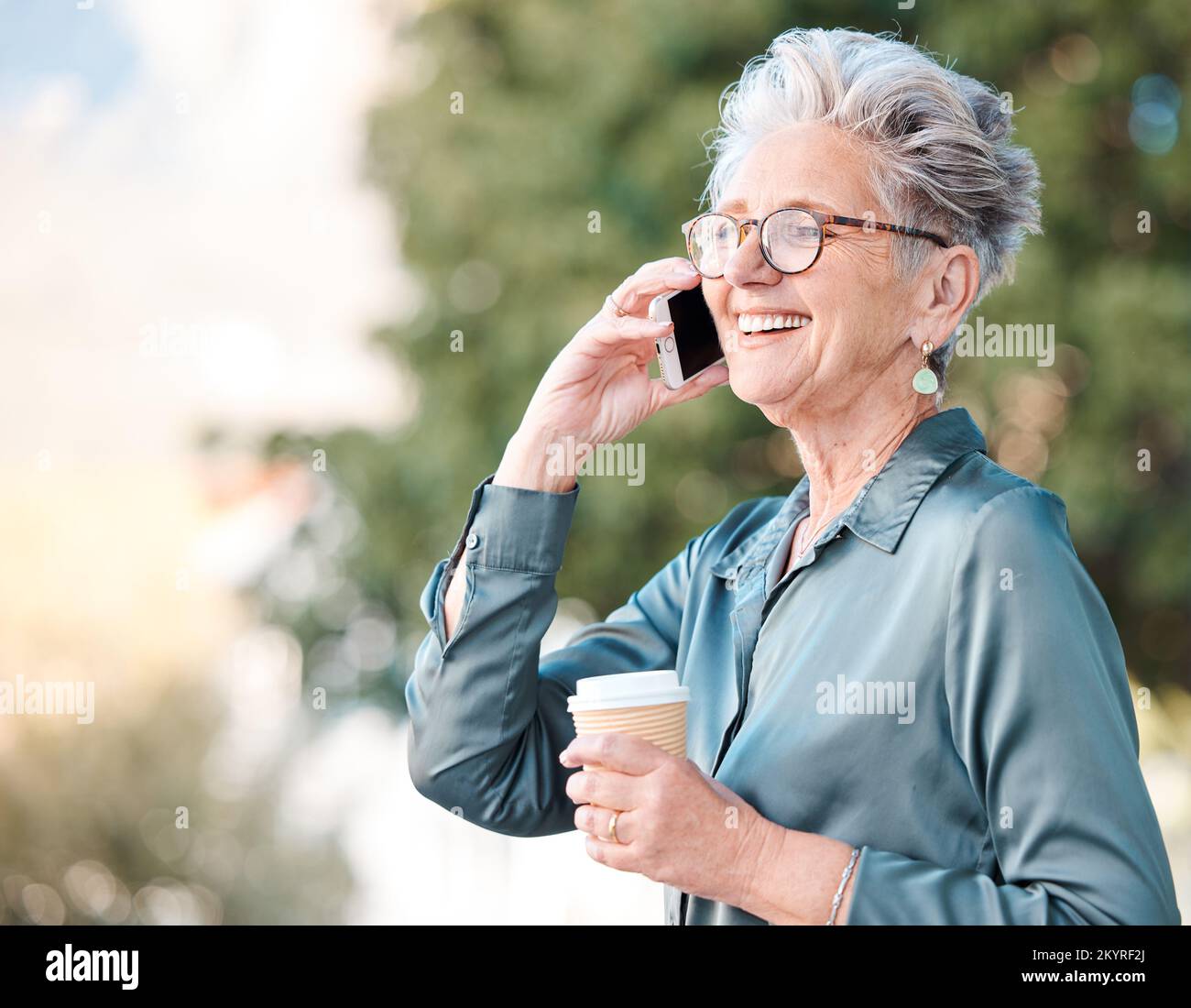 Appel téléphonique, café et femme d'affaires dans la ville, contact 5g et communication téléphonique en Nouvelle-Zélande. Sourire, conversation mobile et senior Banque D'Images