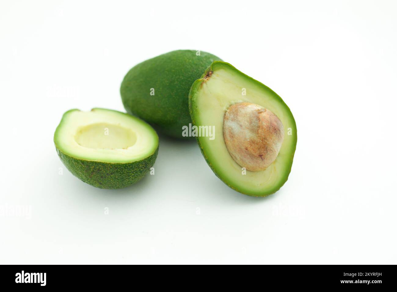 Savoureux avocat entier et moitié sur fond blanc. Concept de nourriture naturelle. Gros plan Banque D'Images