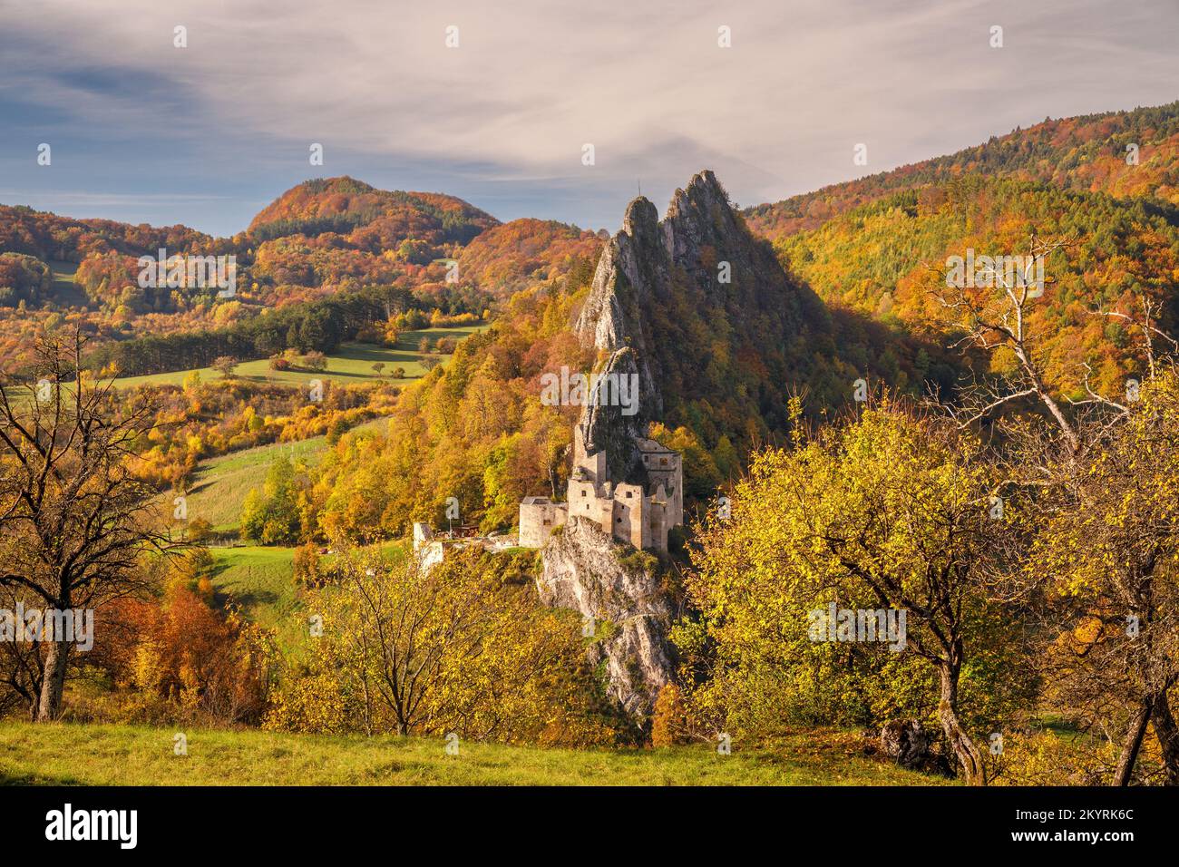 Vue sur le paysage d'automne avec le château médiéval de Lednica dans les montagnes des Carpates blanches, Slovaquie, Europe. Banque D'Images