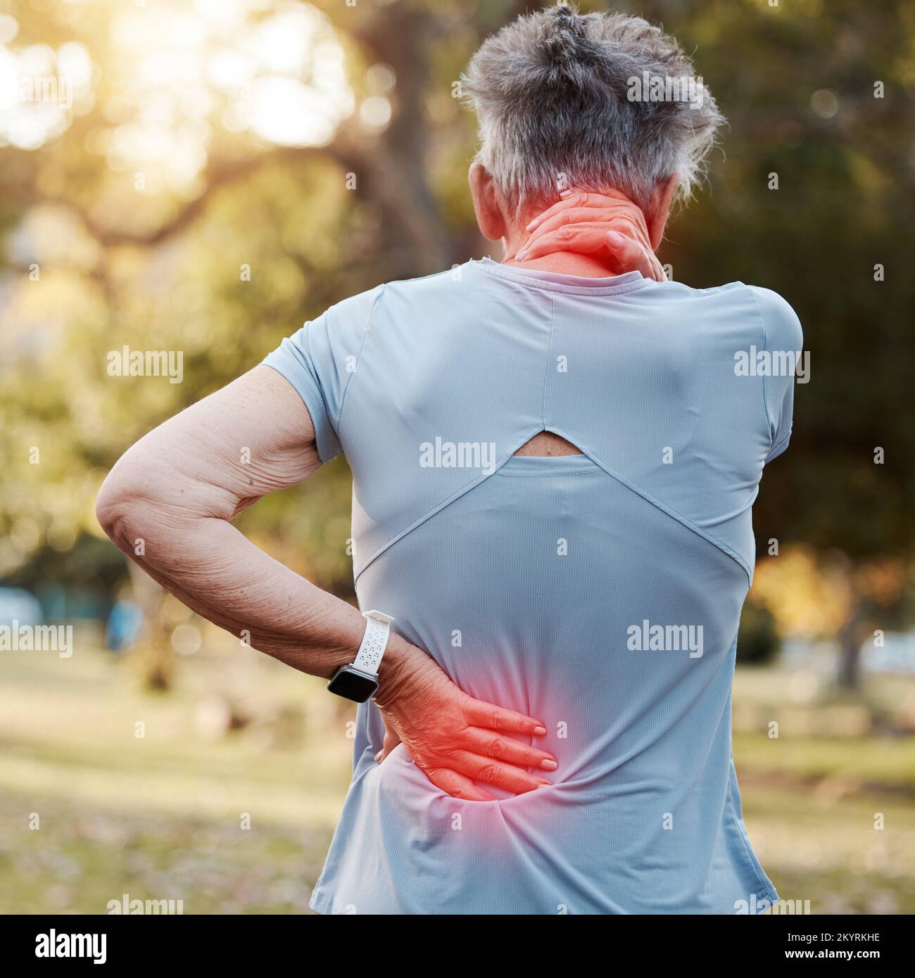 Femme âgée, douleur au cou et au dos, rouge et blessure accident de l'exercice ou de l'entraînement dans un parc extérieur. Fitness, cardio et femme avec une entorse musculaire Banque D'Images