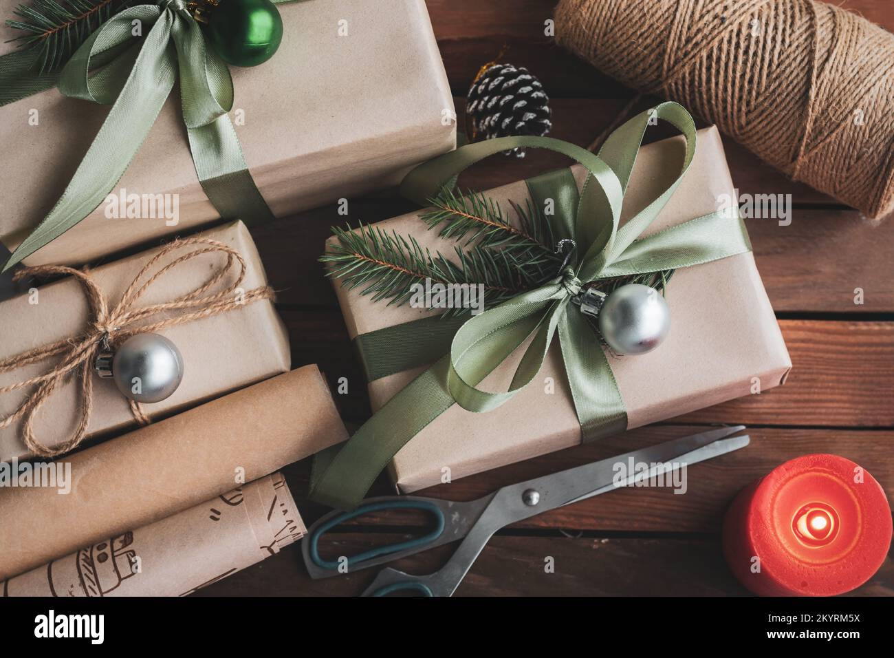 Composition de dessus-de-lit avec boîtes-cadeaux de Noël et décor sur table en bois Banque D'Images