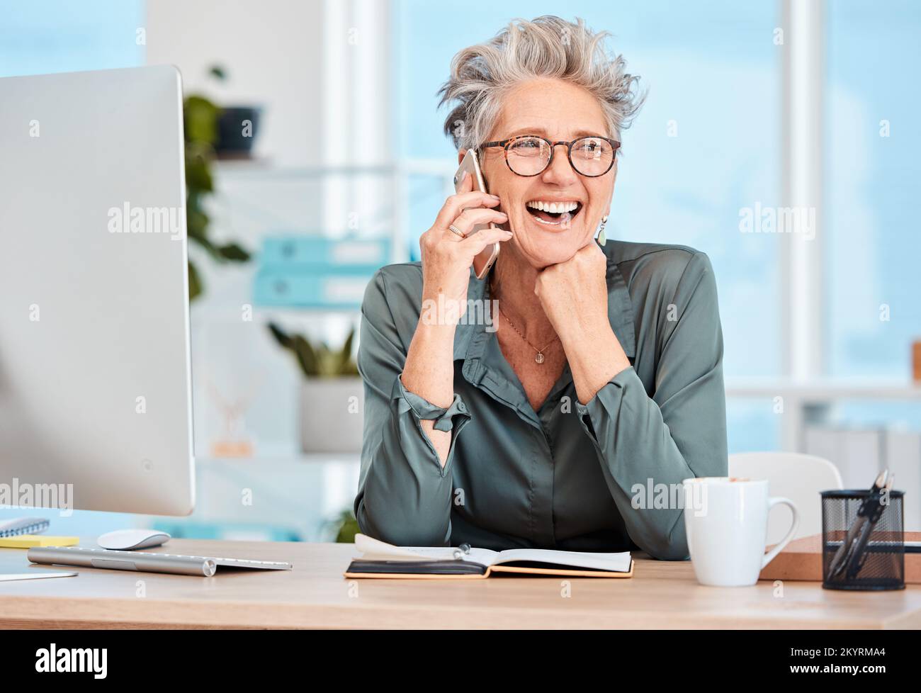Appel téléphonique, bureau et femme d'affaires senior planification stratégie, projet ou proposition dans le livre. Joyeux, souriant et vieux directeur professionnel sur mobile Banque D'Images
