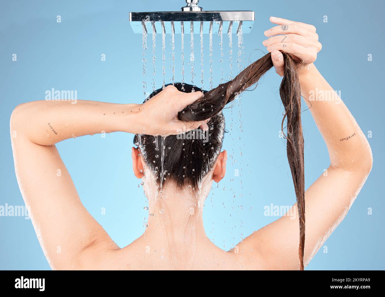 Tête de douche, femme et cheveux lavant sur fond bleu pour des soins de la  peau sains, beauté et bien-être en studio. Arrière du corps de nettoyage de  modèle femelle, long Photo