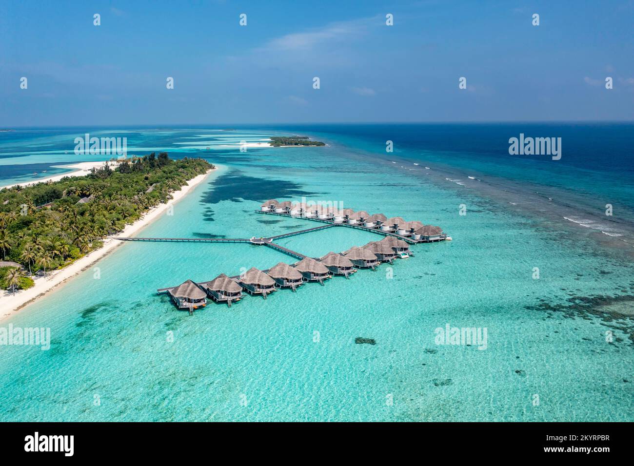 Vue aérienne, Asie, Océan Indien, Maldives, atoll de Lhaviyani, Six Senses Kanuhura Island Resort, avec plages et bungalows aquatiques, Asie Banque D'Images