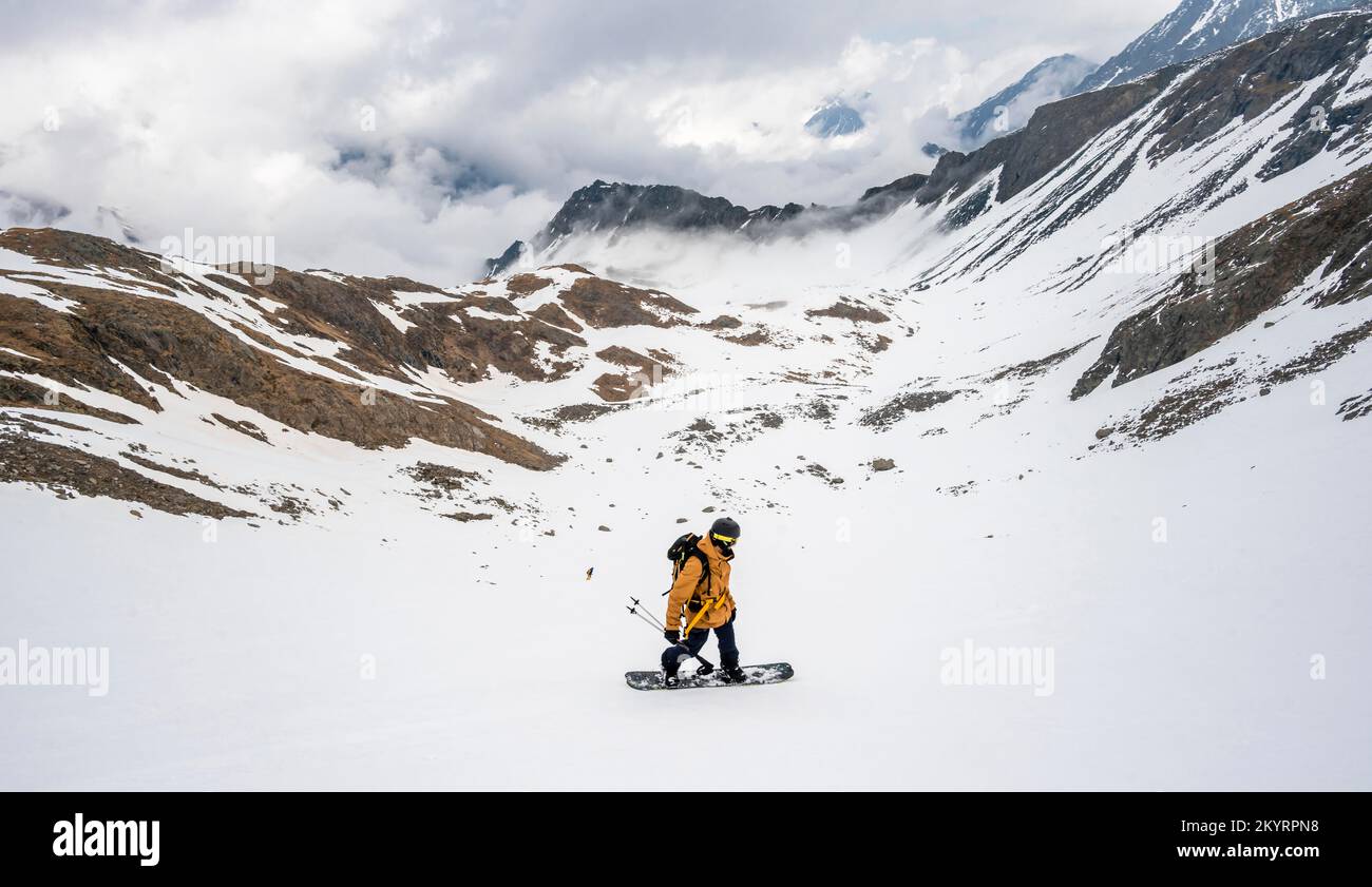 Splitboarders, snowboarders en hiver dans les montagnes, Oberbergtal, vallée de Neustift im Stubai, Tyrol, Autriche, Europe Banque D'Images