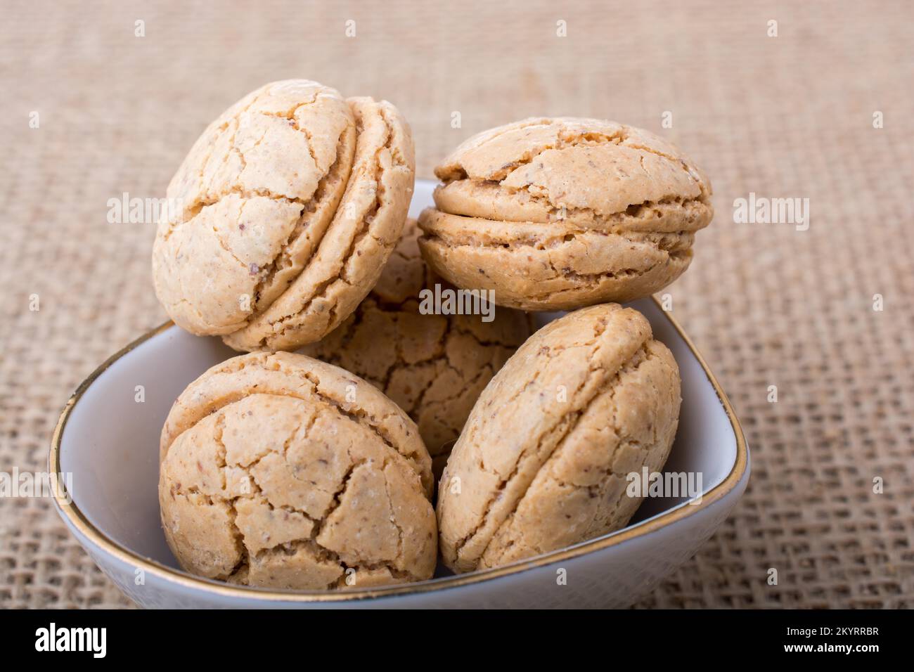 Biscuits aux amandes turques dans une assiette sur toile de lin Banque D'Images