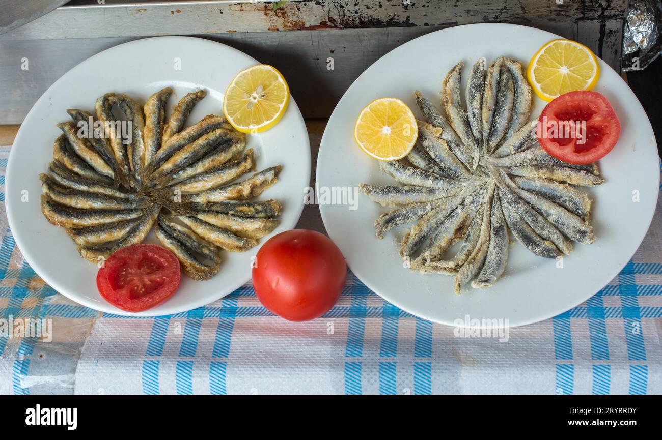 Plateau avec prêt à faire frire les anchois Poissons Le poisson que des fruits de mer Banque D'Images