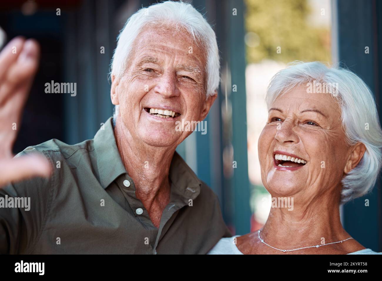 Vieux, couple et selfie avec un homme et une femme à la retraite riant et s'amusant à la maison avec joie. Photo, retraite et personnes âgées mari et femme prenant un Banque D'Images