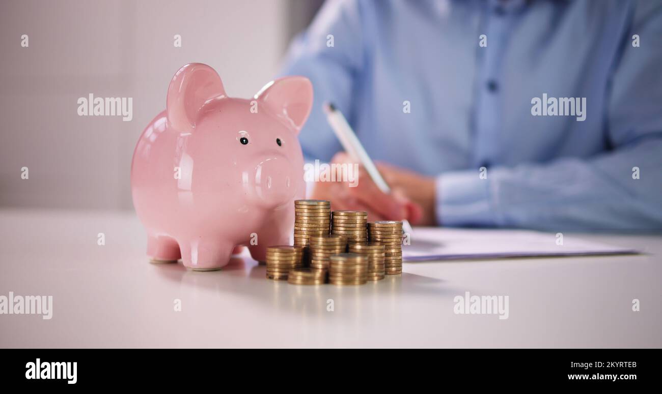 Budget 401k Piggybank. Prestations de sécurité de retraite argent Banque D'Images