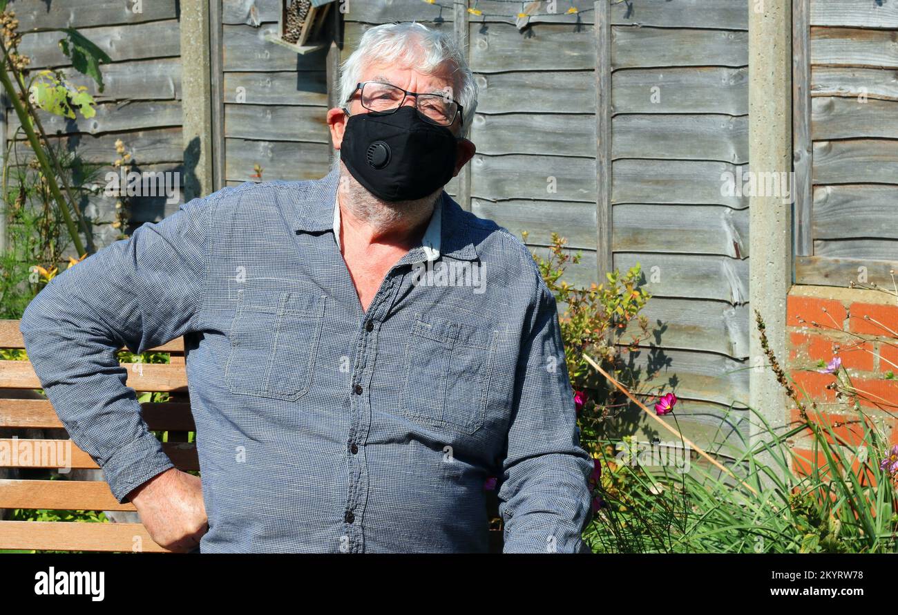 Homme âgé ou âgé portant un masque pour prévenir la propagation ou le virus comme le covid. Protection contre l'infection. Banque D'Images