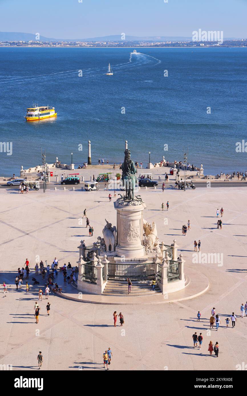 Praça do Comércio, place du Commerce à Lisbonne, capitale du Portugal. Vue aérienne, statue du roi José I et rivière Tage, rivière Tejo. Banque D'Images