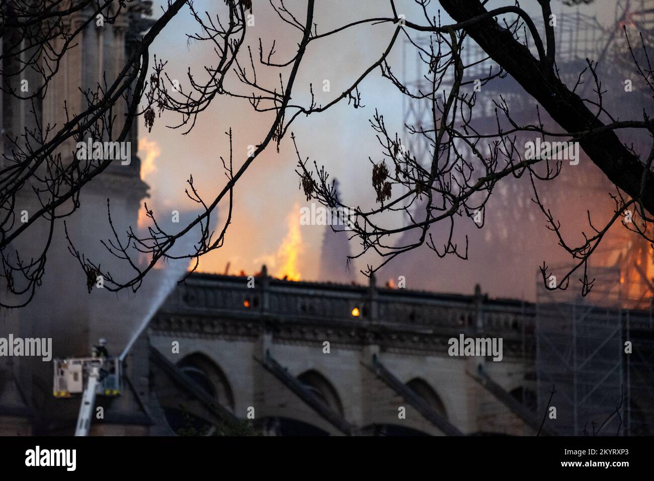 Un incendie impressionnant éclate à la cathédrale notre-Dame - PARIS, FRANCE - le 15 AVRIL 2019 Banque D'Images