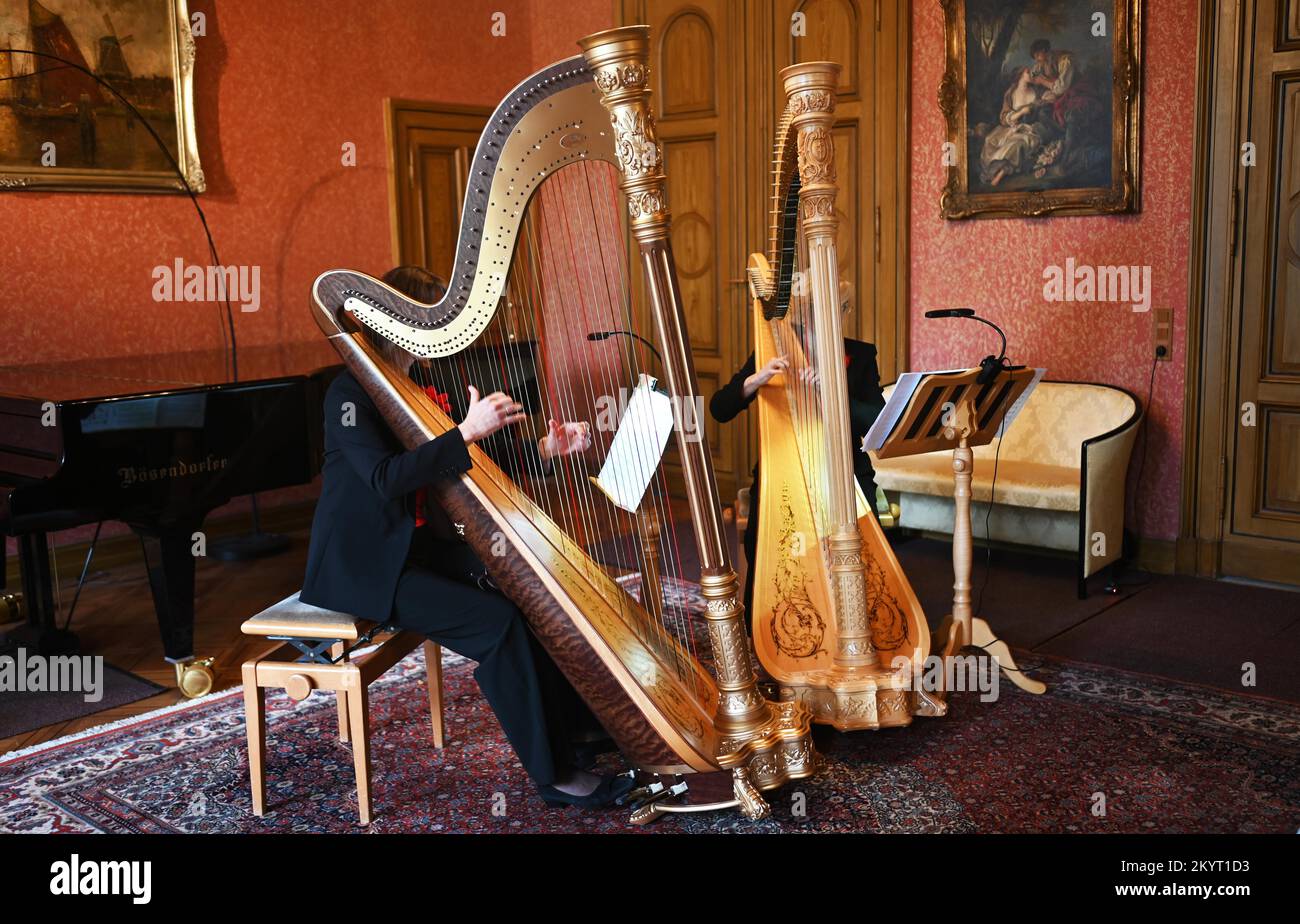 L'Iserlohn Music School a présenté le 6.11.2022 avec son concert de chambre de 7th devant un petit public un duo de harpe avec Sonja Jahn et Ivana Mehlem Banque D'Images