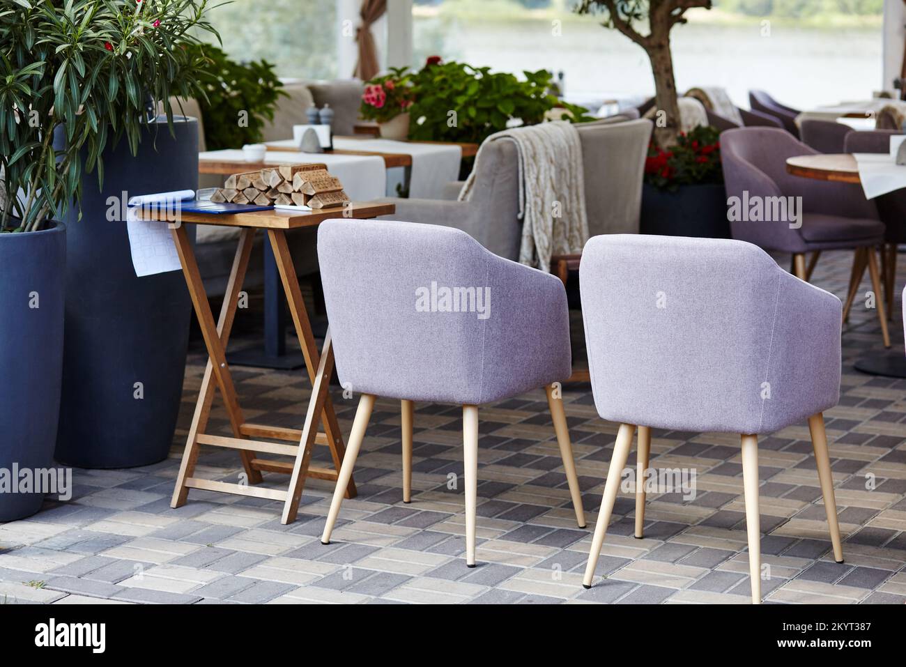 Intérieur moderne du restaurant. Image floue, mise au point sélective Banque D'Images