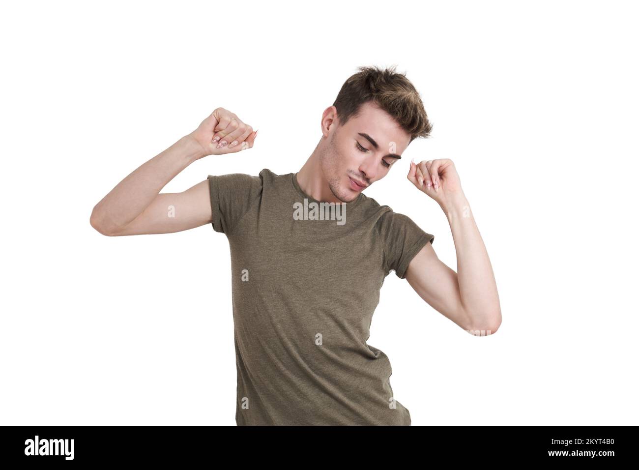 Jeune homme caucasien dansant, isolé. Banque D'Images