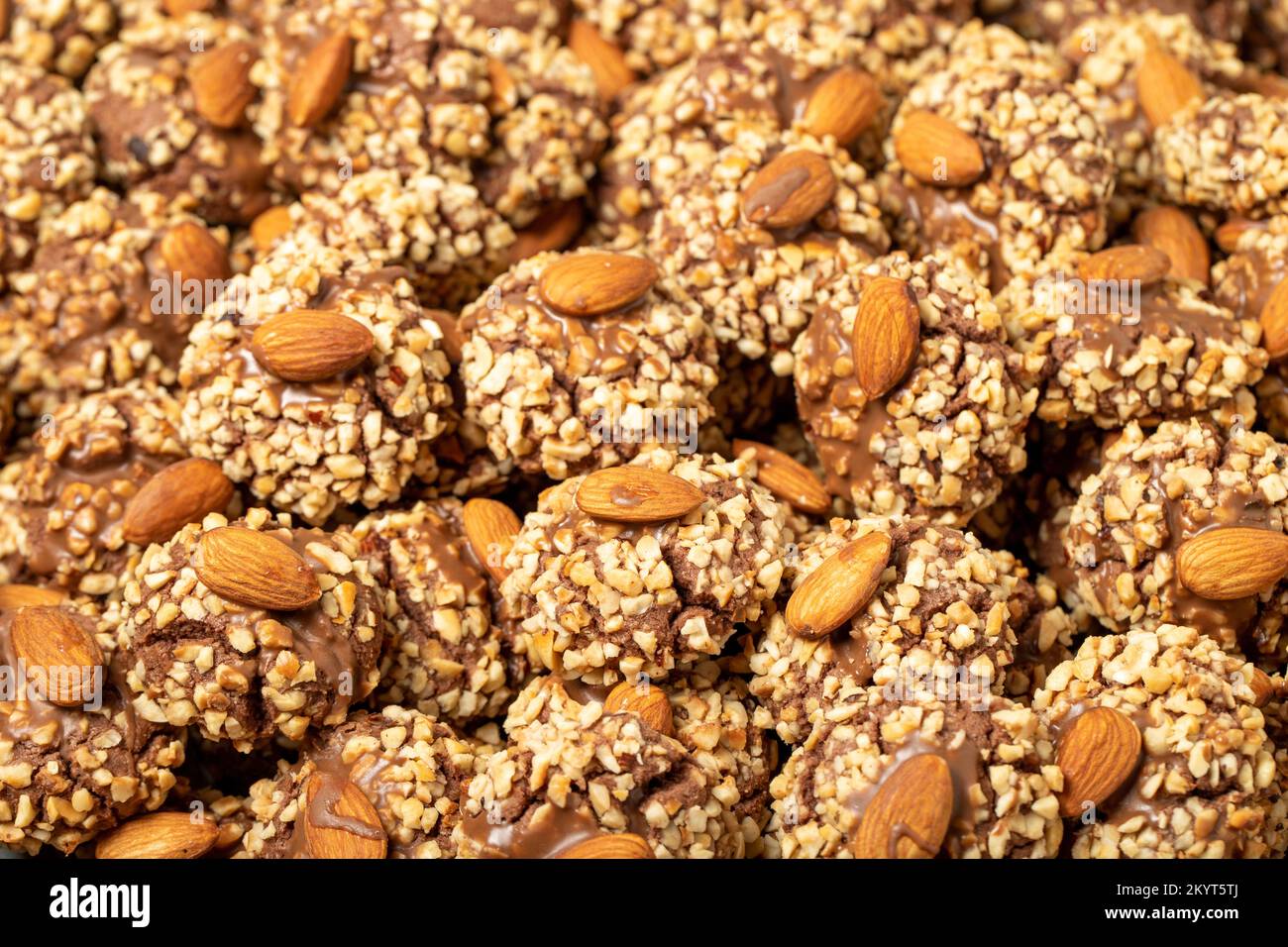Biscuit aux amandes. Gros plan sur une pile de biscuits aux noisettes et aux amandes Banque D'Images