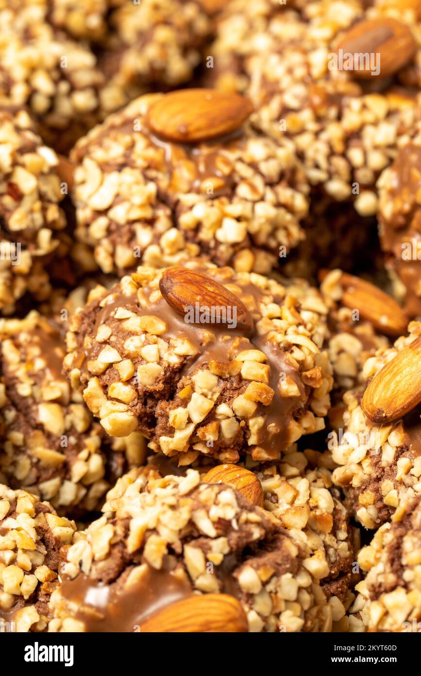 Biscuit aux amandes. Gros plan sur une pile de biscuits aux noisettes et aux amandes Banque D'Images