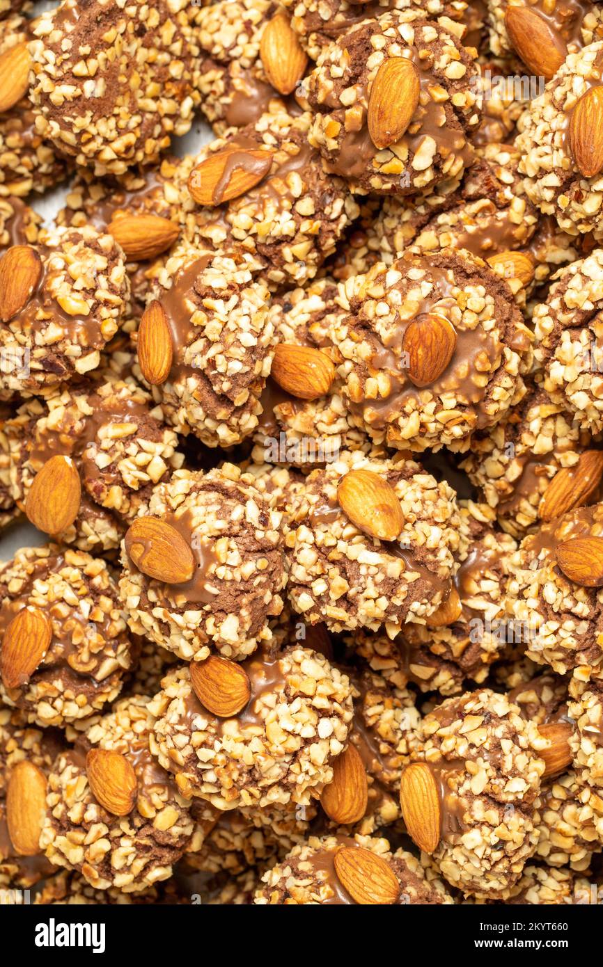 Biscuit aux amandes. Gros plan sur une pile de biscuits aux noisettes et aux amandes Banque D'Images