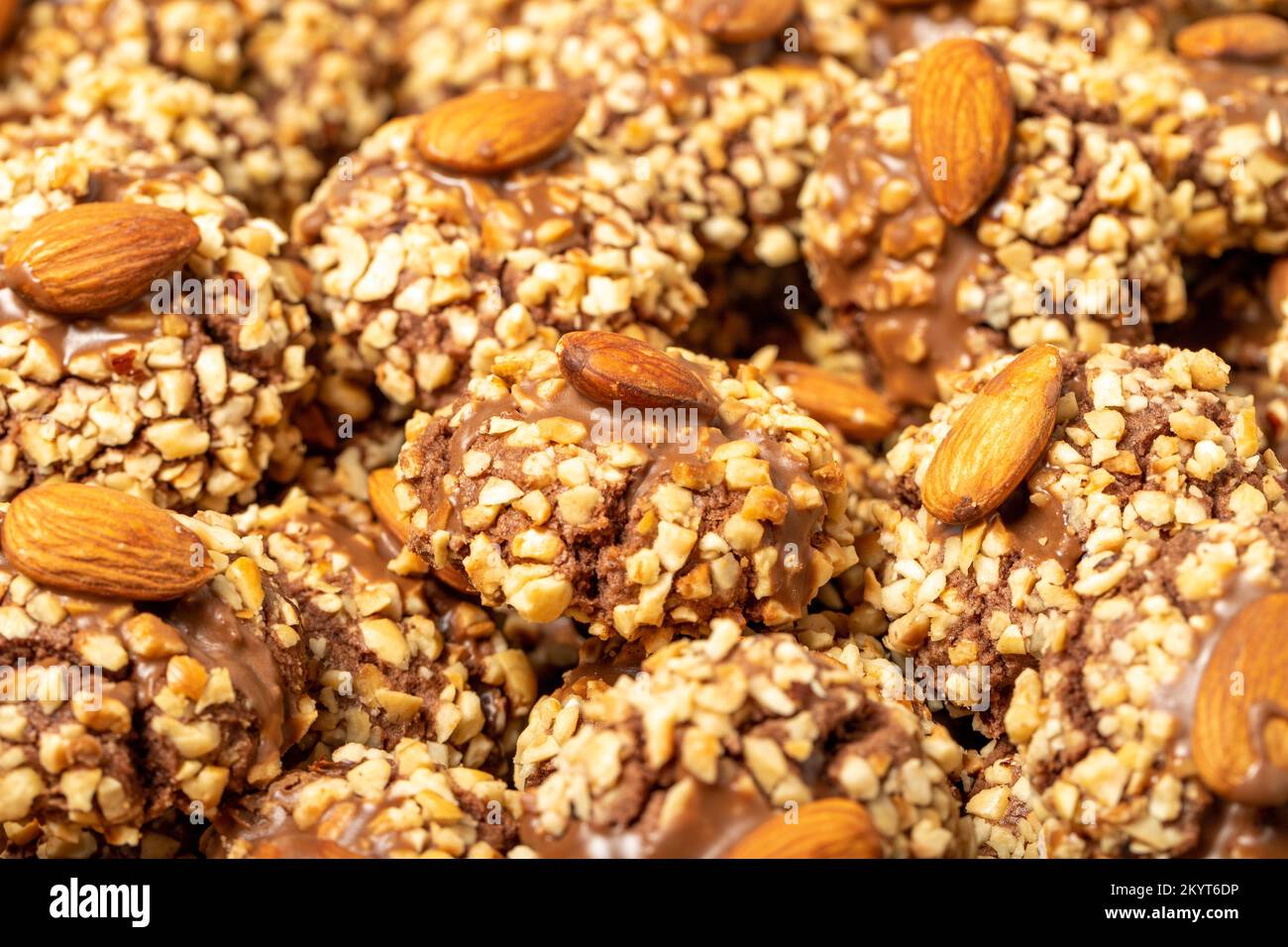 Biscuit aux amandes. Gros plan sur une pile de biscuits aux noisettes et aux amandes Banque D'Images