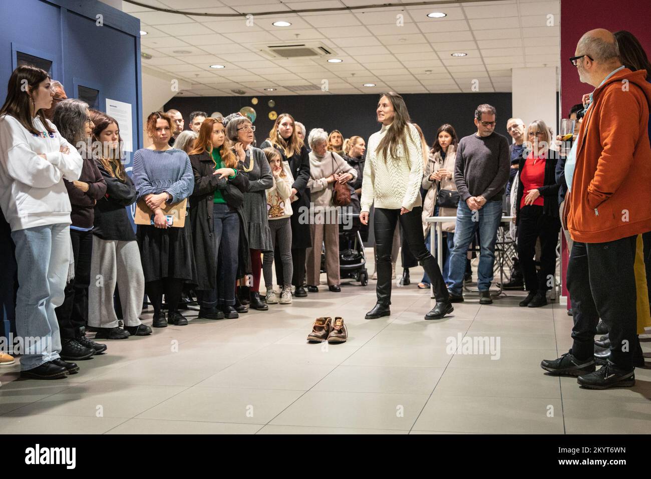 Londres, Royaume-Uni. 1st décembre 2022. L'artiste Yaryna Shumska et son œuvre d'art de performance, « My impersonal Story », explorent le traçage des histoires des membres de la famille et d'autres personnes et de leurs liens, en entrant dans leurs chaussures et en les déplaçant symboliquement dans le musée. Lancement de l'exposition au Musée de la migration, Londres. Nous sommes tous connectés est une exposition d'œuvres de six artistes ukrainiens, tous affiliés à l'Académie nationale des Arts de Lviv (LNAM), avec le thème commun de la migration et les choses qui nous relient tous. Credit: Imagetraceur/Alamy Live News Banque D'Images