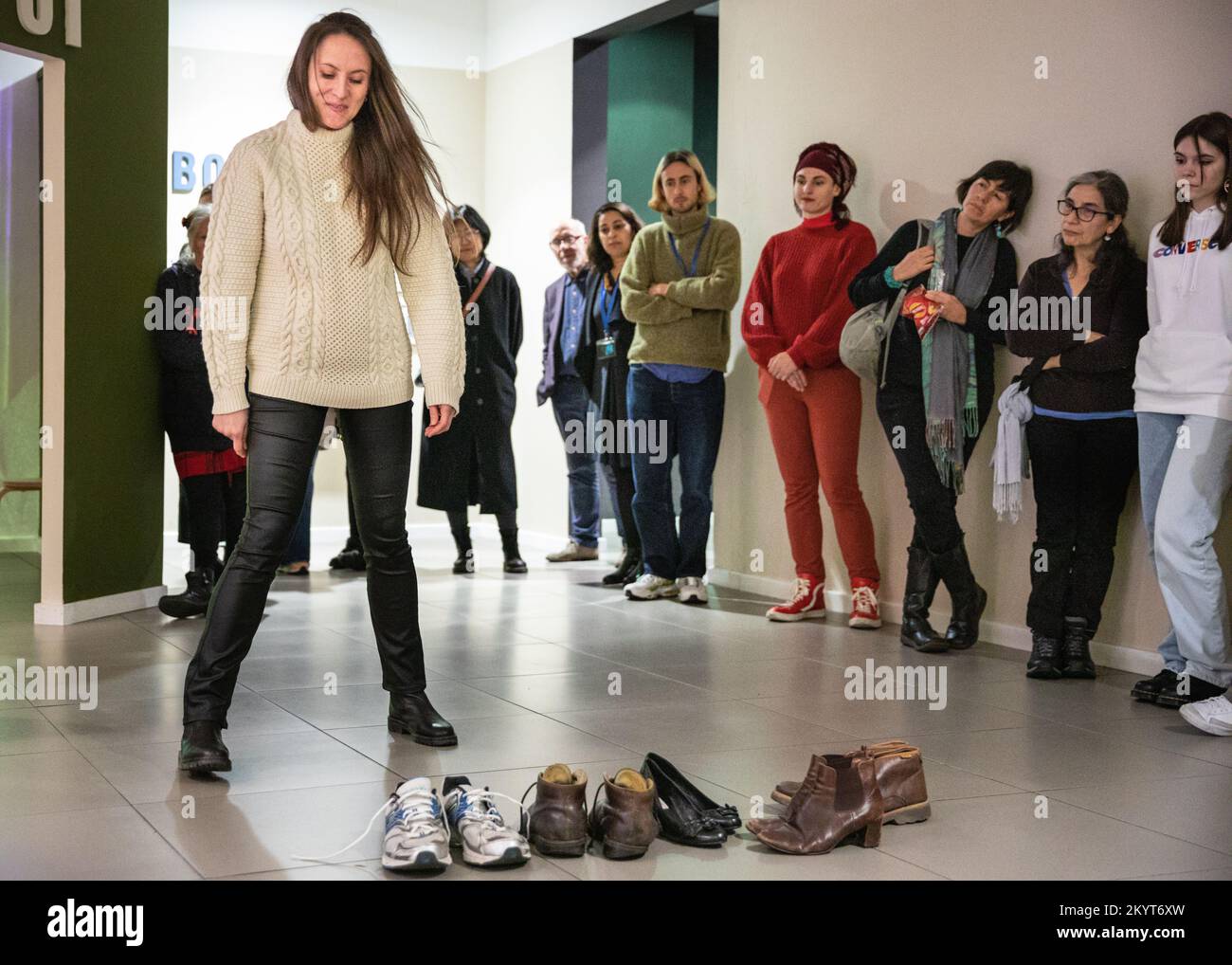 Londres, Royaume-Uni. 1st décembre 2022. L'artiste Yaryna Shumska et son œuvre d'art de performance, « My impersonal Story », explorent le traçage des histoires des membres de la famille et d'autres personnes et de leurs liens, en entrant dans leurs chaussures et en les déplaçant symboliquement dans le musée. Lancement de l'exposition au Musée de la migration, Londres. Nous sommes tous connectés est une exposition d'œuvres de six artistes ukrainiens, tous affiliés à l'Académie nationale des Arts de Lviv (LNAM), avec le thème commun de la migration et les choses qui nous relient tous. Credit: Imagetraceur/Alamy Live News Banque D'Images