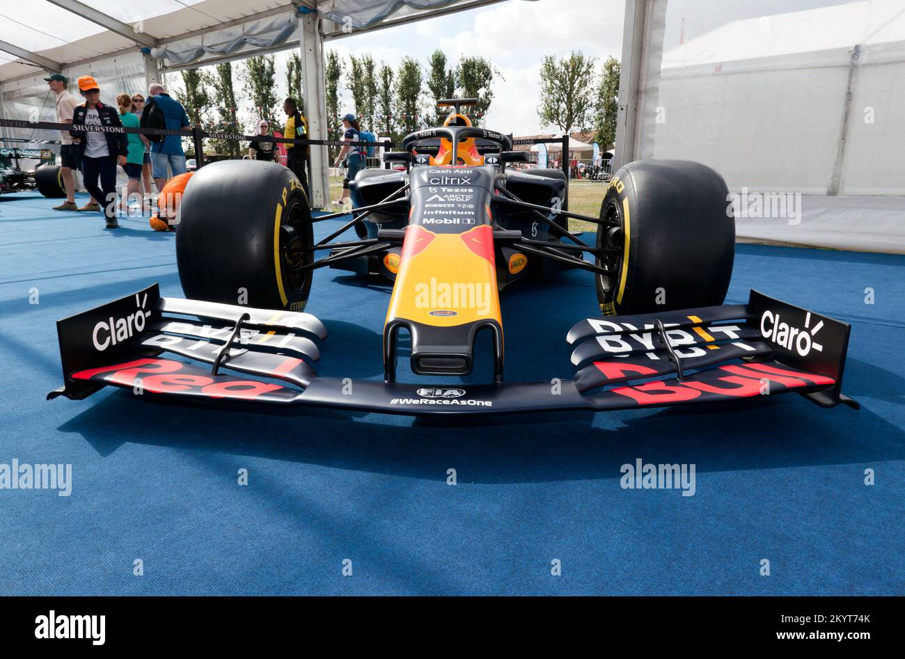 Vue de face de Redbull Racing 2021 Formula One car conduit par Sergio Pérez et Max Verstappen, exposé au Silverstone Classic 2022 Banque D'Images
