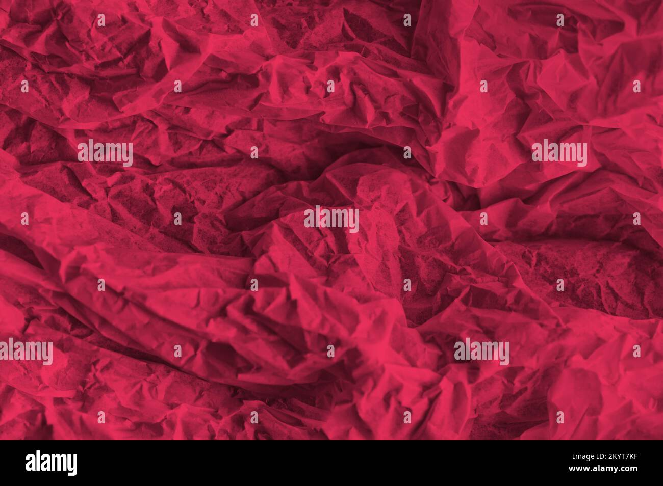 Texture du papier de tracé froissé. Fond de papier de tracé froissé. Gros plan. Viva magenta couleur de l'année 2023. Banque D'Images