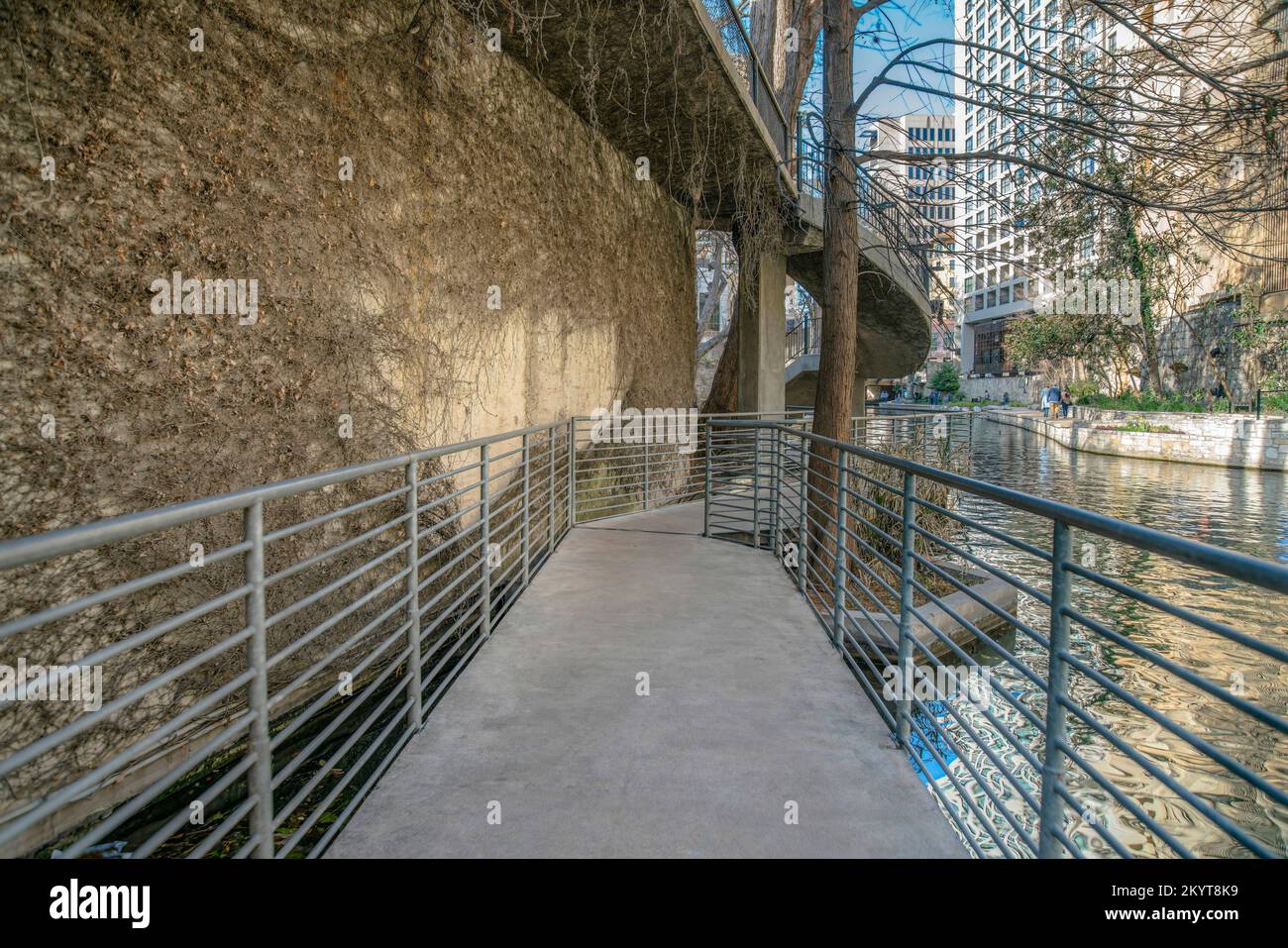 Sentier de promenade avec vue sur le canal dans la promenade de la rivière San Antonio au Texas. Chemin de béton avec des rampes au-dessus de l'eau pour les visiteurs et les touristes à wa Banque D'Images