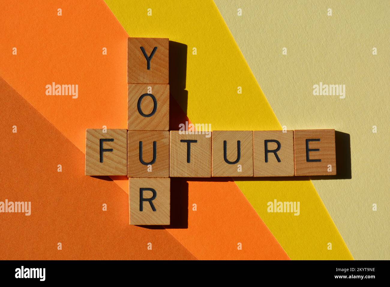 Votre avenir, des mots en lettres de l'alphabet en bois isolés sur fond coloré lumineux Banque D'Images