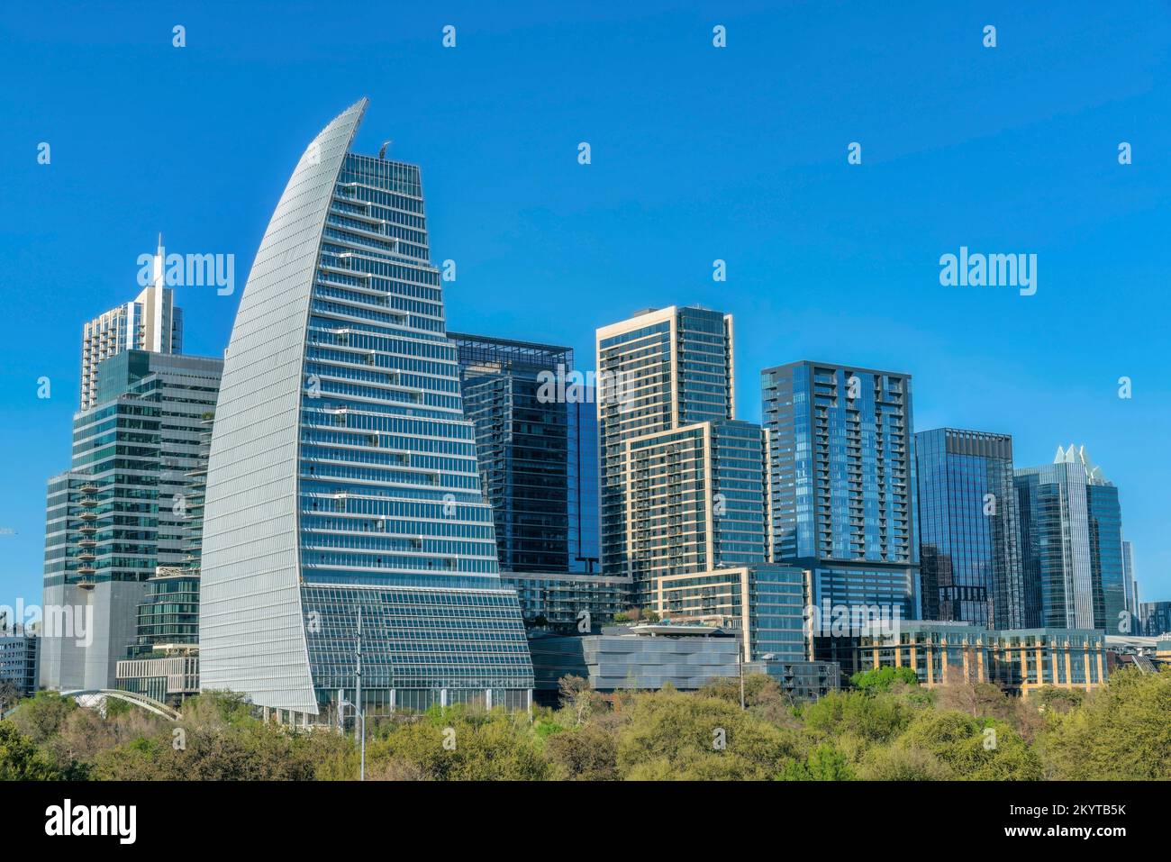 Horizon de la ville d'Austin Texas montrant des bâtiments modernes et un ciel bleu vif. Magnifique paysage avec appartements et unités commerciales donnant sur la ville Banque D'Images