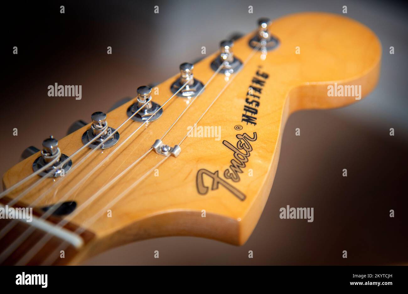 Tête d'une guitare Fender Mustang, une guitare à petite échelle favorisée par Kurt Cobain, PJ Harvey, Damon Albarn, Todd Rundgren, David Byrne et d'autres, Banque D'Images