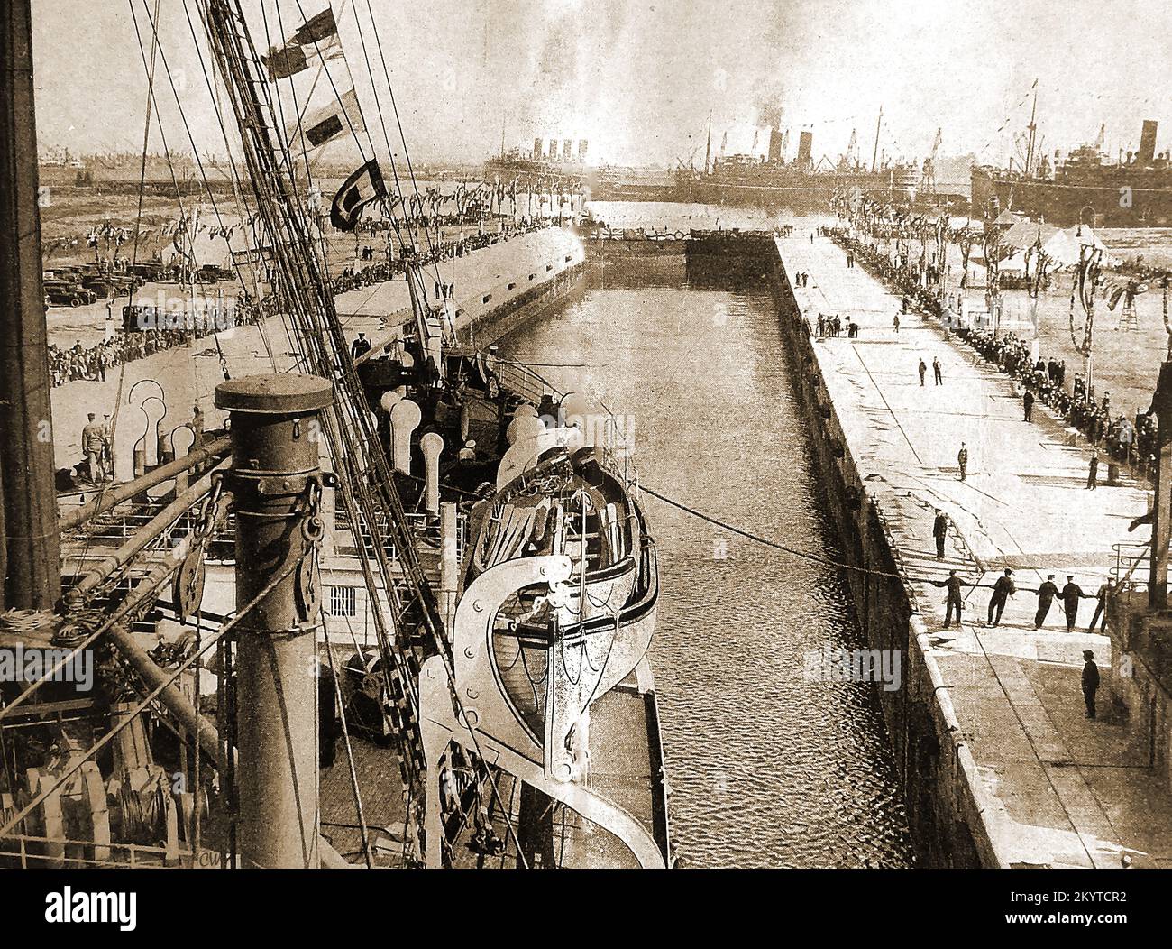 Une image des années 1940 d'un navire entrant dans le quai sec de Tilbury Docks, au Royaume-Uni Banque D'Images