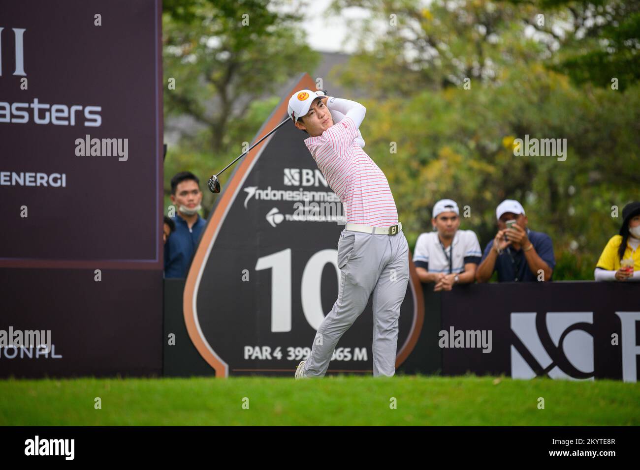 Jakarta, INDONÉSIE. 02nd décembre 2022. Jazz Janewattananond de THAÏLANDE débarque au trou 10 pendant le tour de 2nd les maîtres indonésiens BNI au club de golf Royale Jakarta à Jakarta, INDONÉSIE. Janewattananond conclurait avec un cinq-moins de 67 pour prendre une part de la troisième position sur 8-par. Crédit : Jason Butler/Alay Live News. Banque D'Images