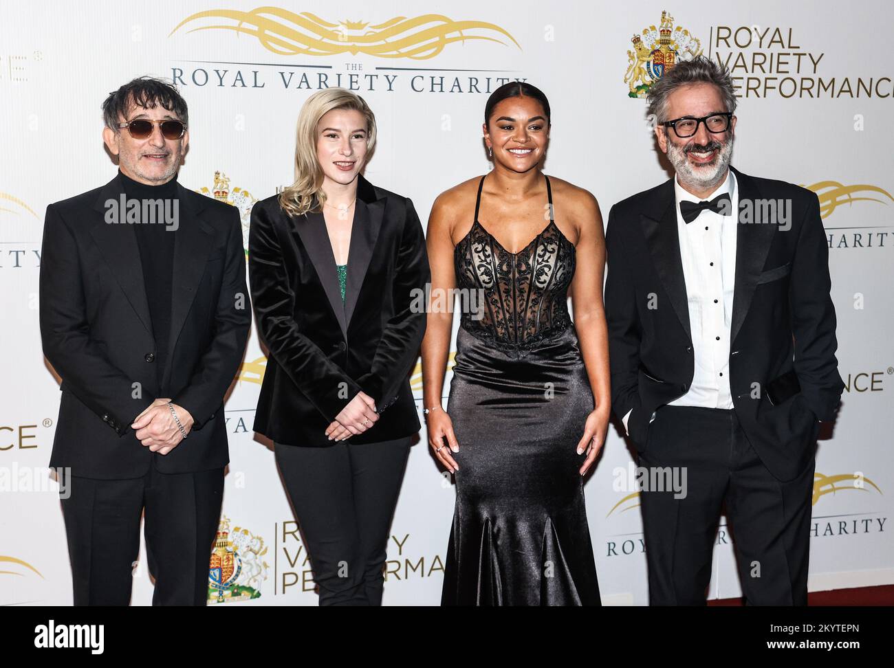 Londres, Royaume-Uni. 01st décembre 2022. Ian Broudie, Beth England, Jess carter et David Baddiel sont vus sur le tapis rouge de la Royal Variety Performance au Royal Albert Hall de Londres. (Photo de Brett Cove/SOPA Images/Sipa USA) crédit: SIPA USA/Alay Live News Banque D'Images