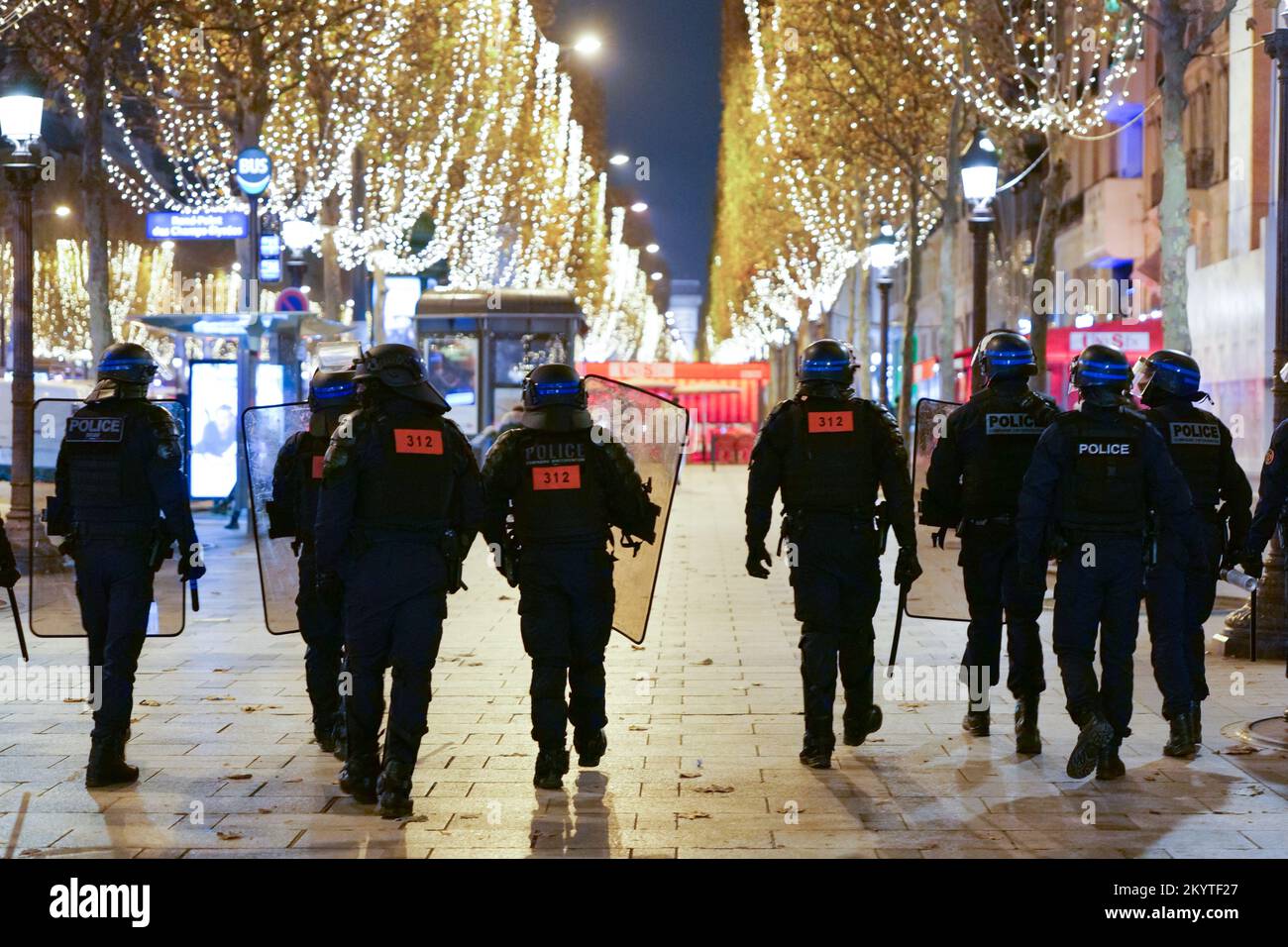 Paris, France, 01/12/2022. Les supporters marocains et tunisiens célèbrent la qualification du Maroc pour la coupe du monde de la FIFA au Qatar, sur les champs-Elysées, à Paris. Pierre Galan/Alamy Live News Banque D'Images