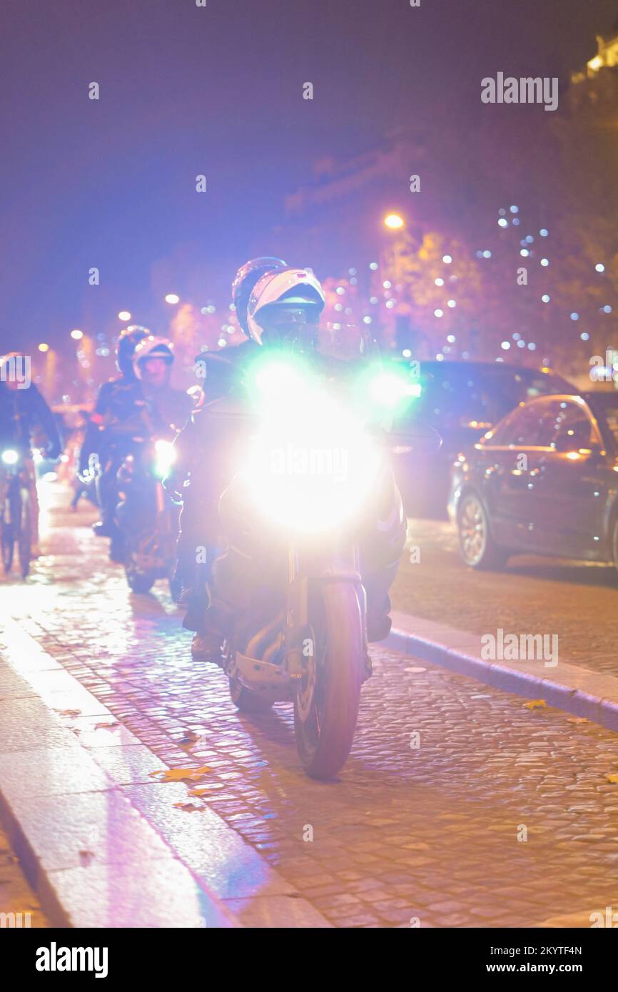 Paris, France, 01/12/2022. Les supporters marocains et tunisiens célèbrent la qualification du Maroc pour la coupe du monde de la FIFA au Qatar, sur les champs-Elysées, à Paris. Pierre Galan/Alamy Live News Banque D'Images