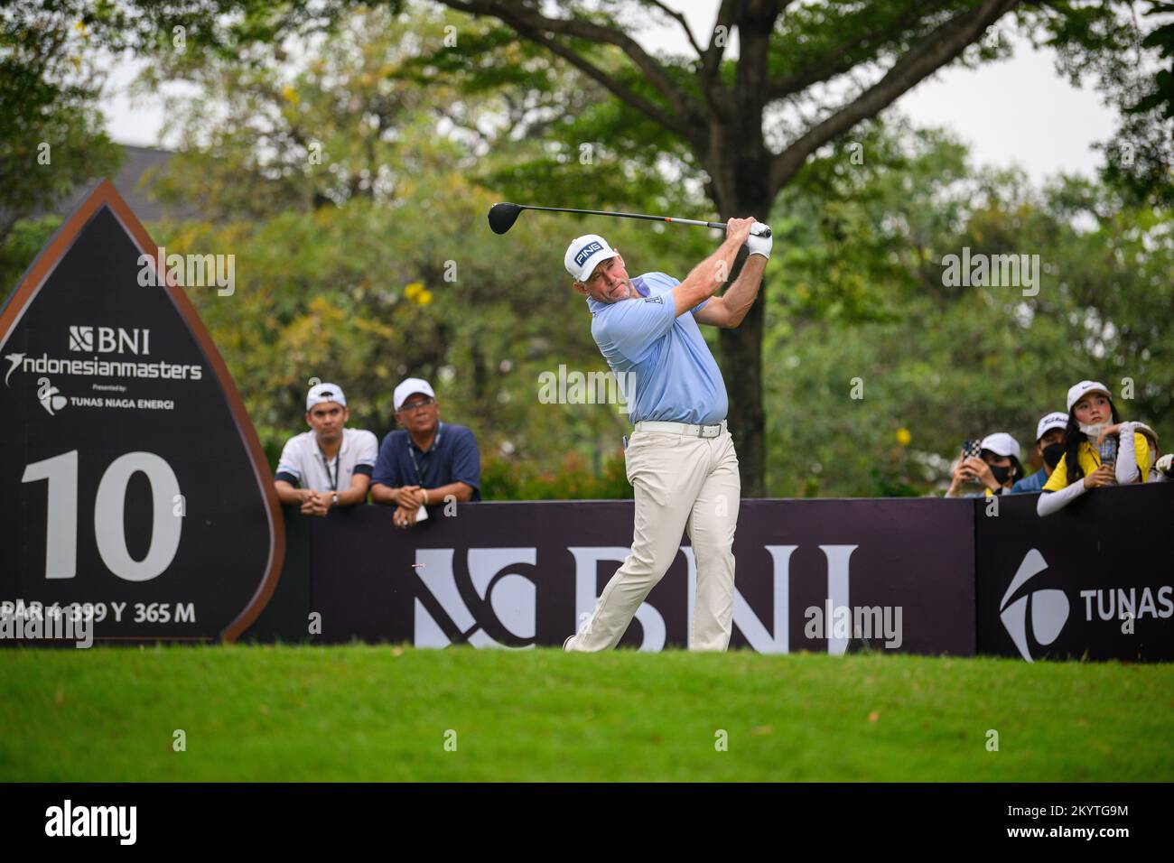 Jakarta, INDONÉSIE. 02nd décembre 2022. Lee Westwood, d'ANGLETERRE, débarque au trou 10 lors de la ronde de 2nd, des maîtres indonésiens BNI au club de golf Royale Jakarta à Jakarta, EN INDONÉSIE. Westwood fermerait avec un six-moins de 66 pour prendre une part de la position 23rd sur 4-sous. Crédit : Jason Butler/Alay Live News. Banque D'Images