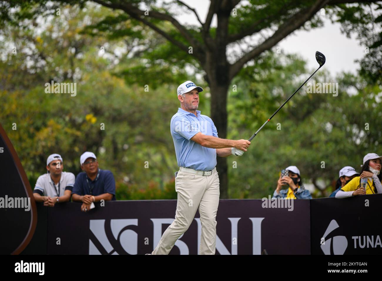 Jakarta, INDONÉSIE. 02nd décembre 2022. Lee Westwood, d'ANGLETERRE, débarque au trou 10 lors de la ronde de 2nd, des maîtres indonésiens BNI au club de golf Royale Jakarta à Jakarta, EN INDONÉSIE. Westwood fermerait avec un six-moins de 66 pour prendre une part de la position 23rd sur 4-sous. Crédit : Jason Butler/Alay Live News. Banque D'Images