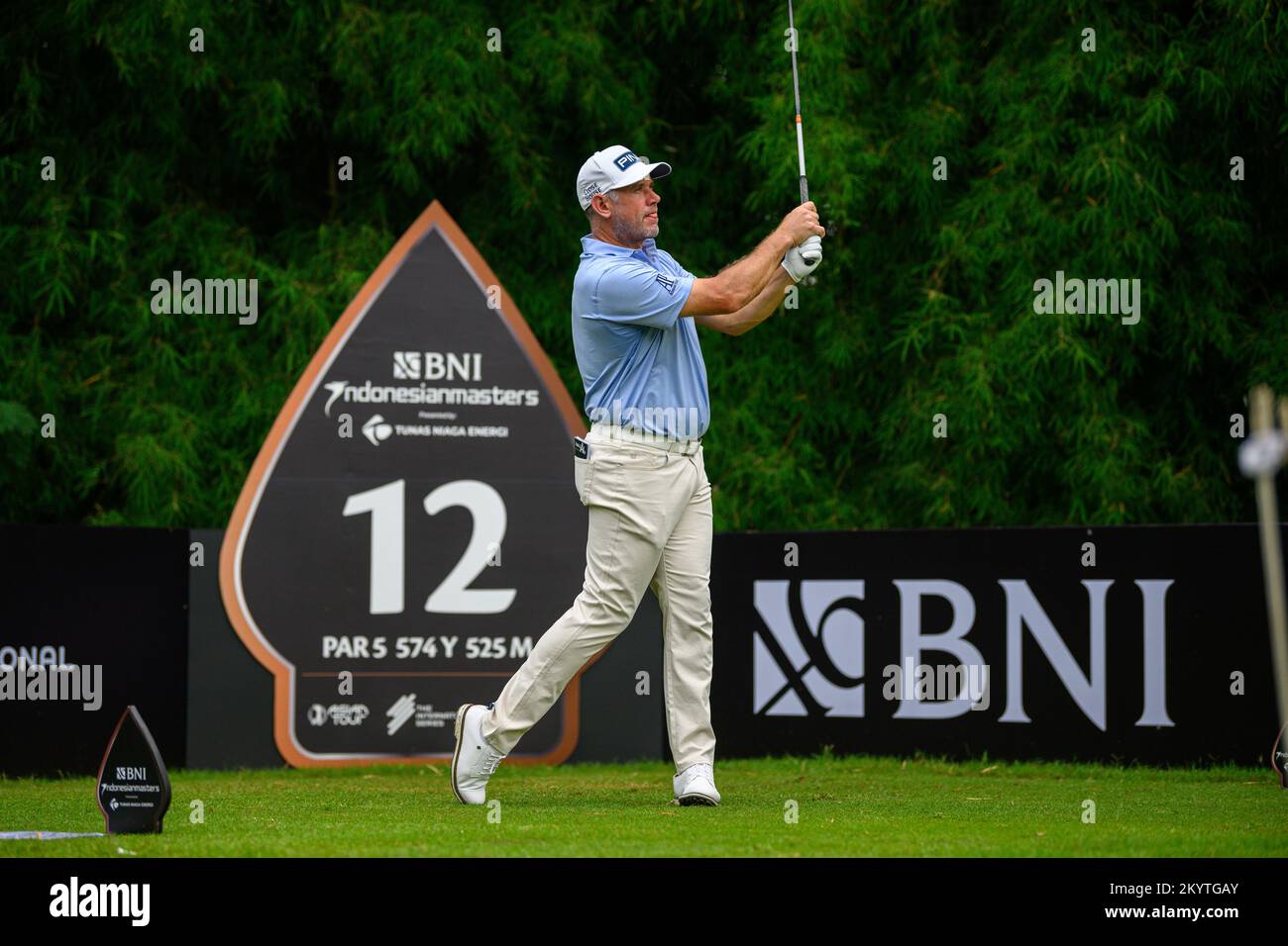 Jakarta, INDONÉSIE. 02nd décembre 2022. Lee Westwood, d'ANGLETERRE, débarque au trou 12 lors de la ronde de 2nd, des maîtres indonésiens BNI au club de golf Royale Jakarta à Jakarta, EN INDONÉSIE. Westwood fermerait avec un six-moins de 66 pour prendre une part de la position 23rd sur 4-sous. Crédit : Jason Butler/Alay Live News. Banque D'Images