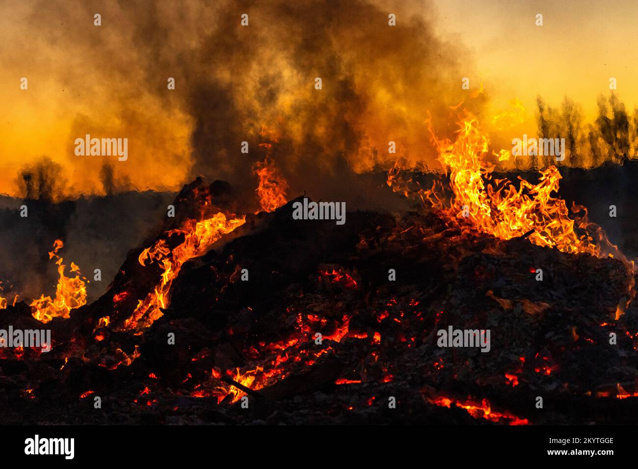 Gros feu de liaison avec beaucoup de fumée et de flammes nues Banque D'Images