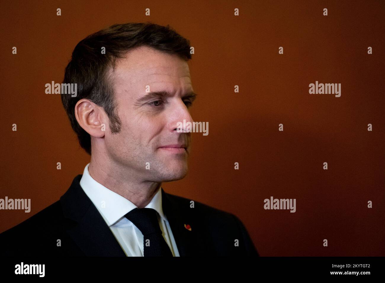 Washington, DC, États-Unis, 1 décembre 2022. Emmanuel Macron, Président de  la République française, écoute tout en étant présenté par la Présidente de  la Chambre des représentants des États-Unis Nancy Pelosi (démocrate de