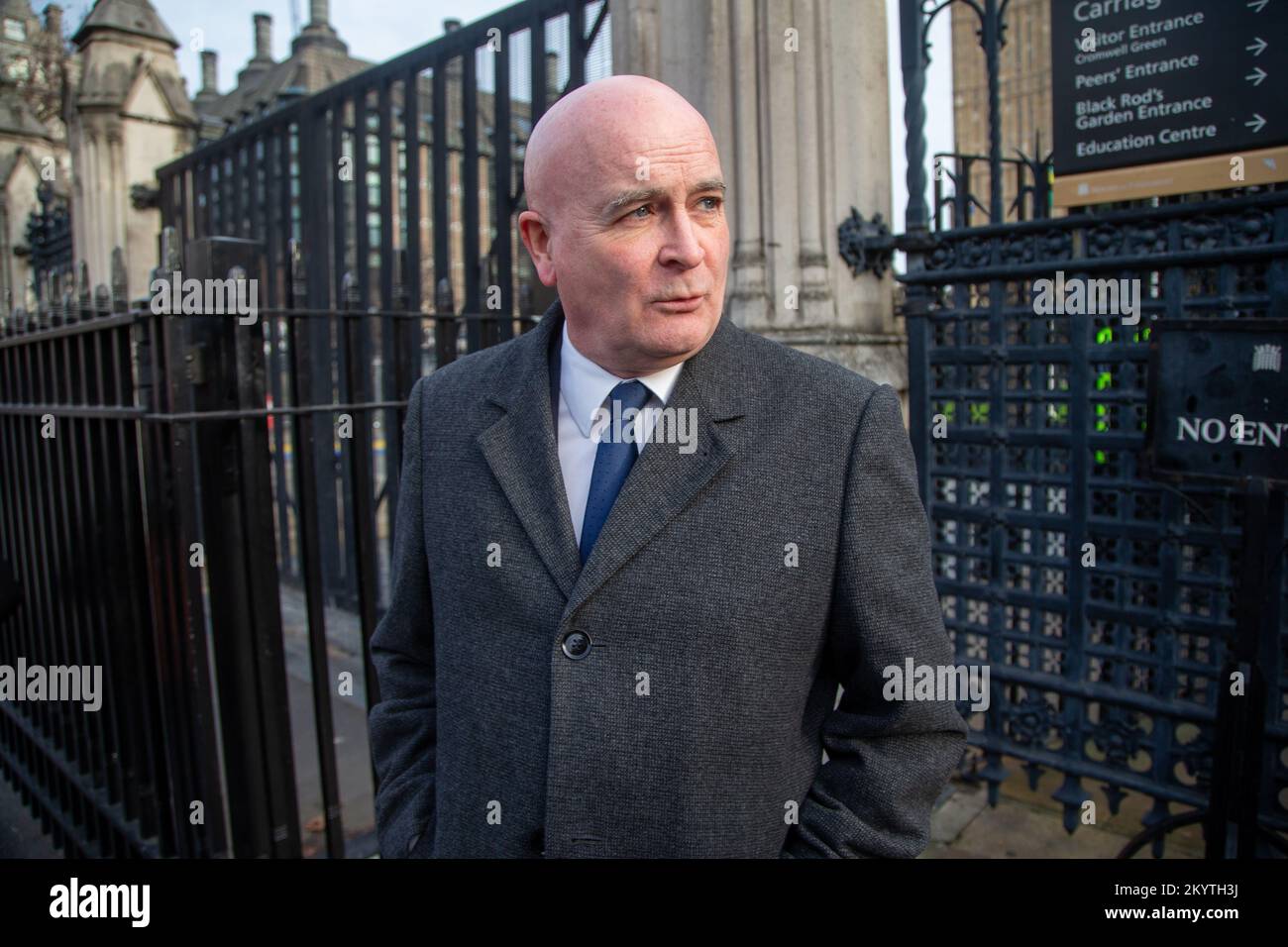 Londres, Angleterre, Royaume-Uni. 2nd décembre 2022. Le secrétaire général du Syndicat national des travailleurs des transports, des chemins de fer et des Maritimes (RMT) MICK LYNCH quitte les chambres du Parlement. (Image de crédit : © Tayfun Salci/ZUMA Press Wire) Banque D'Images