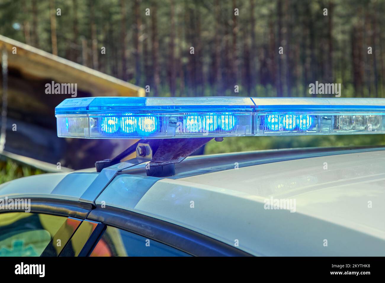 Les feux bleus de la voiture de police sur un lieu d'accident de voiture Banque D'Images