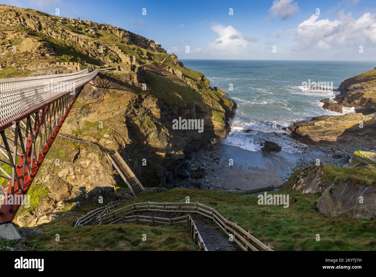 Île de Tintagel et Haven avec le nouveau pont d'entrée et les marches d'origine, Cornouailles, Angleterre Banque D'Images