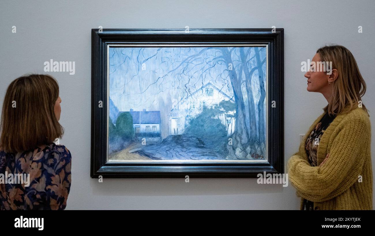 Londres, Royaume-Uni. 2 décembre 2022. Les membres du personnel voient "Midnight", 1911 ans, par Harald Sohlberg (environ 1,2 à 1,8 millions de livres) à un aperçu de la vente de soirée des anciens maîtres de Sotheby. Des œuvres allant d’une peinture au sol aurifère datant de 13th ans à la peintre féminine pionnière Elisabetta Sirani datant de 17th ans, et se terminant avec John Constable et Frederick, Lord Leighton sera mis aux enchères dans les galeries New Bond Street de Sotheby le 7 décembre. Credit: Stephen Chung / Alamy Live News Banque D'Images