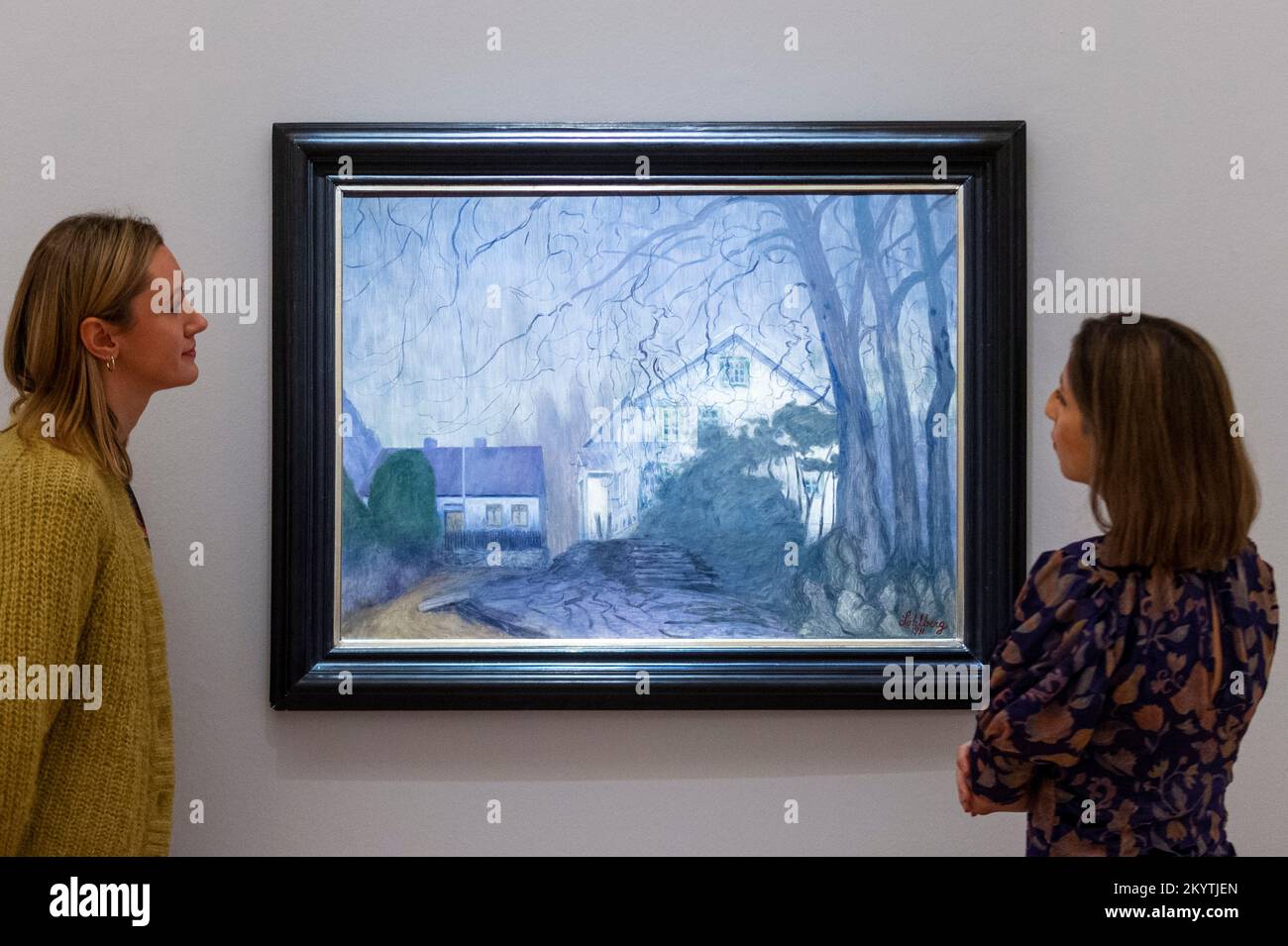 Londres, Royaume-Uni. 2 décembre 2022. Les membres du personnel voient "Midnight", 1911 ans, par Harald Sohlberg (environ 1,2 à 1,8 millions de livres) à un aperçu de la vente de soirée des anciens maîtres de Sotheby. Des œuvres allant d’une peinture au sol aurifère datant de 13th ans à la peintre féminine pionnière Elisabetta Sirani datant de 17th ans, et se terminant avec John Constable et Frederick, Lord Leighton sera mis aux enchères dans les galeries New Bond Street de Sotheby le 7 décembre. Credit: Stephen Chung / Alamy Live News Banque D'Images