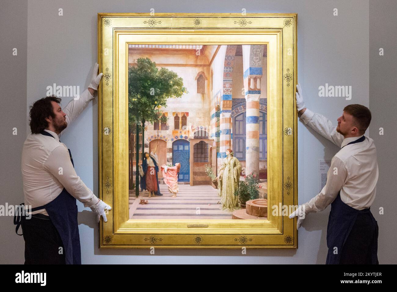 Londres, Royaume-Uni. 2 décembre 2022. Les techniciens présentent « Old Damas », 1874 ans, par Frédéric, Lord Leighton (environ 1,8 à 2,5 millions de livres) à un aperçu de la vente en soirée des anciens maîtres de Sotheby. Des œuvres allant d’une peinture au sol aurifère datant de 13th ans à la peintre féminine pionnière Elisabetta Sirani datant de 17th ans, et se terminant avec John Constable et Frederick, Lord Leighton sera mis aux enchères dans les galeries New Bond Street de Sotheby le 7 décembre. Credit: Stephen Chung / Alamy Live News Banque D'Images